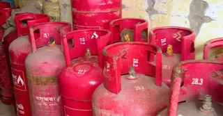 গ্যাস সিলিন্ডার বিক্রিতে তুঘলকি কাণ্ড:  সরকারি দাম ১২৭০, বিক্রি হচ্ছে ১৬০০ টাকায়!